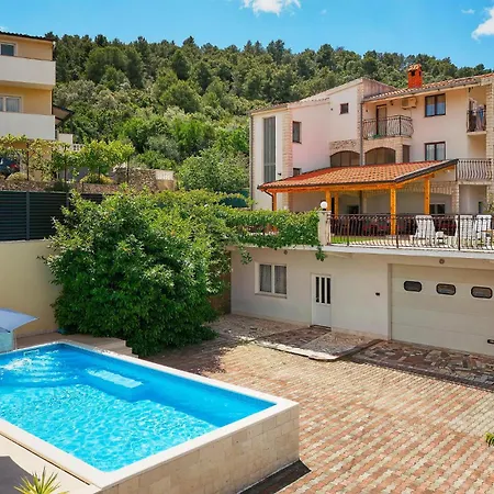 Casa vacanze Beautiful In Mastrinka With Wifi