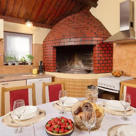 Casa vacanze Beautiful In Mastrinka With Wifi Traù