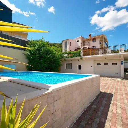 6 Bedroom Gorgeous In Mastrinka Casa vacanze *