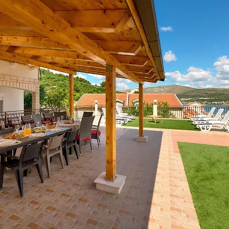 6 Bedroom Gorgeous In Mastrinka