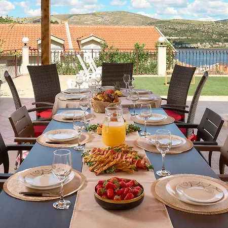 Casa vacanze 6 Bedroom Gorgeous In Mastrinka *