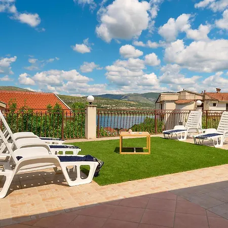 Casa vacanze 6 Bedroom Gorgeous In Mastrinka *