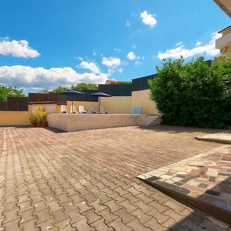 Casa vacanze 6 Bedroom Gorgeous In Mastrinka *