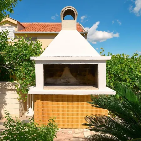 6 Bedroom Gorgeous In Mastrinka Casa vacanze *