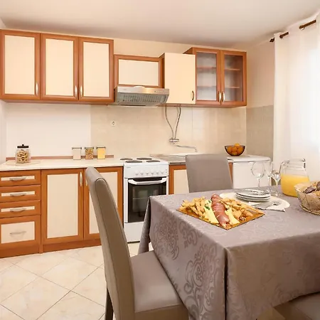 6 Bedroom Gorgeous In Mastrinka Traù