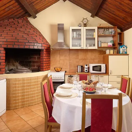 6 Bedroom Gorgeous In Mastrinka * Traù