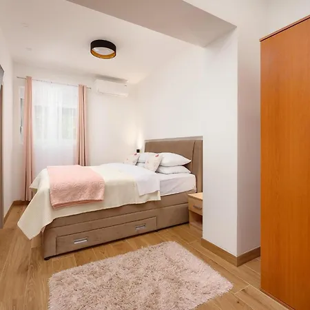 6 Bedroom Gorgeous In Mastrinka Casa vacanze
