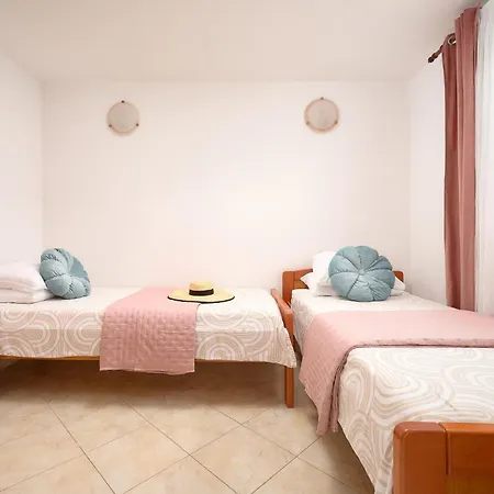 Casa vacanze 6 Bedroom Gorgeous In Mastrinka *