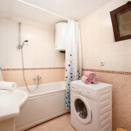 6 Bedroom Gorgeous In Mastrinka